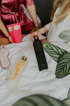 Aquachic - Gourde 1L Avec 2 Bouchons Et Marqueurs De Temps - Étanche & Léger - Durable - Marque Hollandaise - Gourde / Bidon - Zwart 1 Litre 14 Aquachic - Gourde 1L Avec 2 Bouchons Et Marqueurs De Temps - Étanche & Léger - Durable - Marque Hollandaise - Gourde / Bidon - Zwart 1 Litre -Dégustation Délicate 799x1200 21