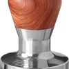 Expresso écarlate | Tamper "Passion" Pour Barista; Avec Poignée Ergonomique En PVC Ou En Bois Précieux De Votre Choix Et Base En Acier Inoxydable De Précision. Bois De Santal Rouge 57 Mm 1 Expresso écarlate | Tamper "Passion" Pour Barista; Avec Poignée Ergonomique En PVC Ou En Bois Précieux De Votre Choix Et Base En Acier Inoxydable De Précision. Bois De Santal Rouge 57 Mm -Dégustation Délicate 828x1200