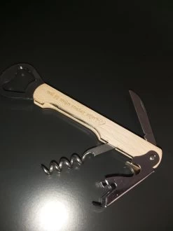 Veux-tu être Ma Marraine-tire-bouchon-bois-gravure-laser-personnaliser-question-ouvre-bouteille 9 Veux-tu être Ma Marraine-tire-bouchon-bois-gravure-laser-personnaliser-question-ouvre-bouteille -Dégustation Délicate 899x1200 11