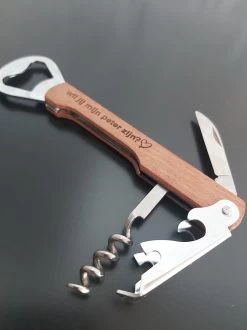 Veux-tu être Ma Marraine-tire-bouchon-bois-gravure-laser-personnaliser-question-ouvre-bouteille 11 Veux-tu être Ma Marraine-tire-bouchon-bois-gravure-laser-personnaliser-question-ouvre-bouteille -Dégustation Délicate 899x1200 13