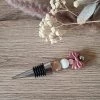 Bouchon à Vin Noeud Rose - Bouchon à Vin Personnalisé - Cadeau - Acier Inoxydable - 1 Pièce - Billes De Silicone 2 Bouchon à Vin Noeud Rose - Bouchon à Vin Personnalisé - Cadeau - Acier Inoxydable - 1 Pièce - Billes De Silicone -Dégustation Délicate 900x1200 38