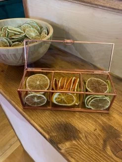 Giftbox Small : 3 X Fruits Secs Pour Cocktails Dans Une Belle Boîte En Verre. 16 Giftbox Small : 3 X Fruits Secs Pour Cocktails Dans Une Belle Boîte En Verre. -Dégustation Délicate 900x1200 56