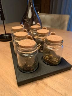 Étagère à Thé Black Edition Avec 6 Pots Et Cuillère En Bois Pour Le Thee à Thé (remplacement De La Boîte à Thé) MeubelZwagerij -Dégustation Délicate 900x1200 6