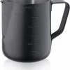 WAS Pot à Mousser Le Lait En Acier Inoxydable Zwart Avec échelle De 0 Litre -Dégustation Délicate 973x1200 1